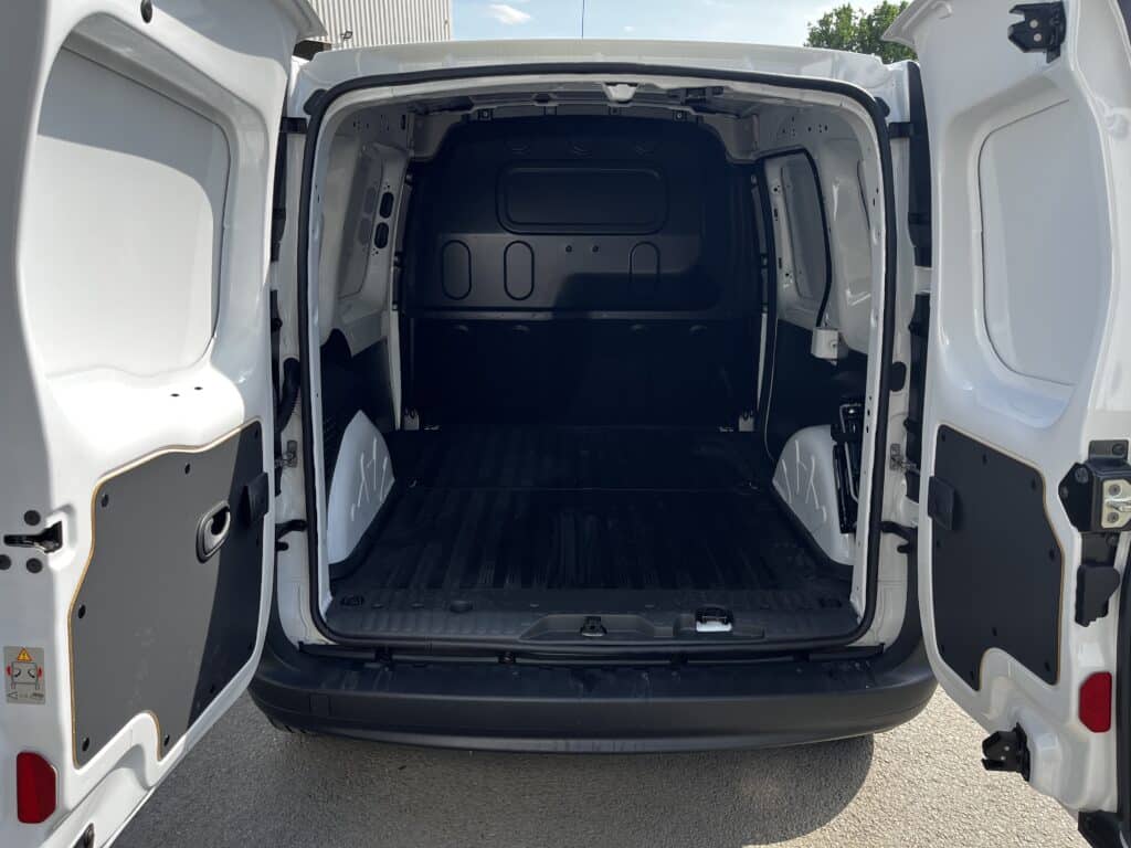 location-fourgon-3m3-6m3-12m3-15m3-vehicules-utilitaires-angers